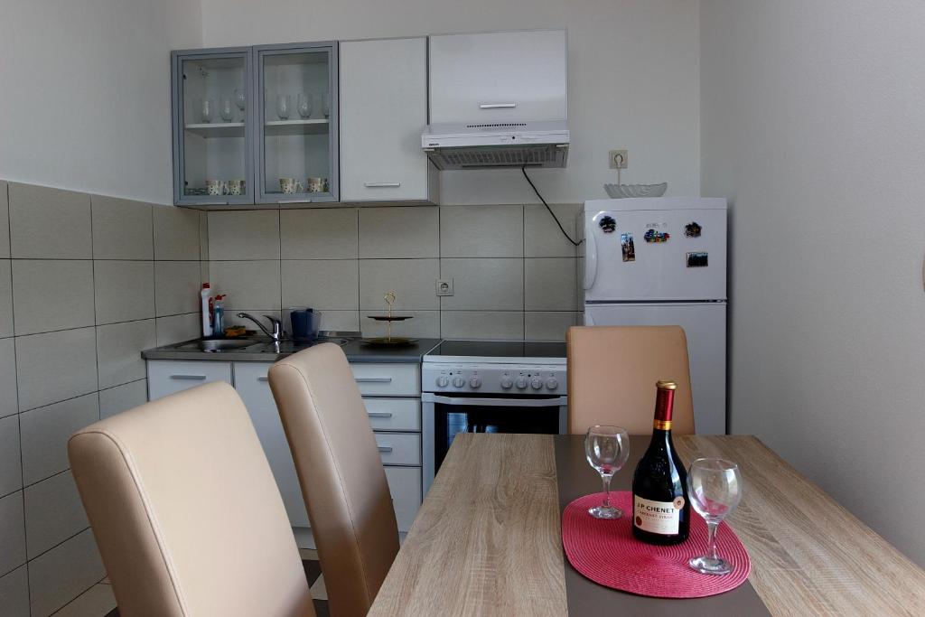 Kuchyň nebo kuchyňský kout v ubytování Guest House Ugljevarevic