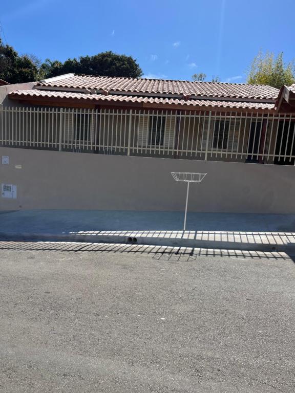 un aro de baloncesto al lado de un edificio en Casa em Serra Negra, en Serra Negra