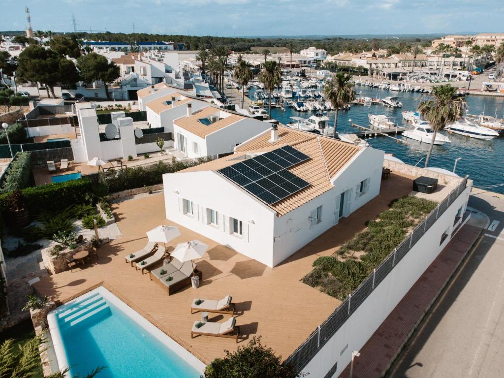 una vista aérea de una casa con paneles solares en el techo en Lago Resort Menorca - Villas & Bungalows del Lago, en Cala'n Bosch
