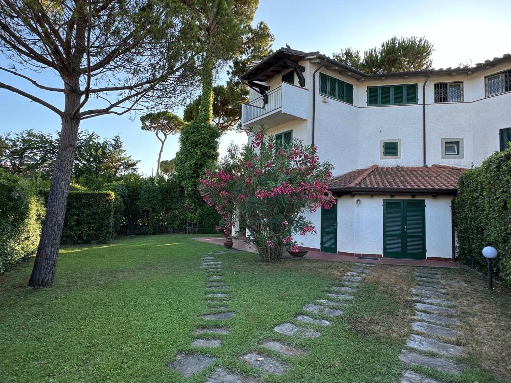 ein Haus mit einem Gehweg vor einem Hof in der Unterkunft Villa Alessandra in Forte dei Marmi