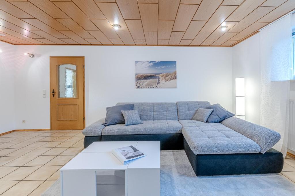 a living room with a couch and a table at Ferienwohnung am Feld Winterbach in Sankt Wendel