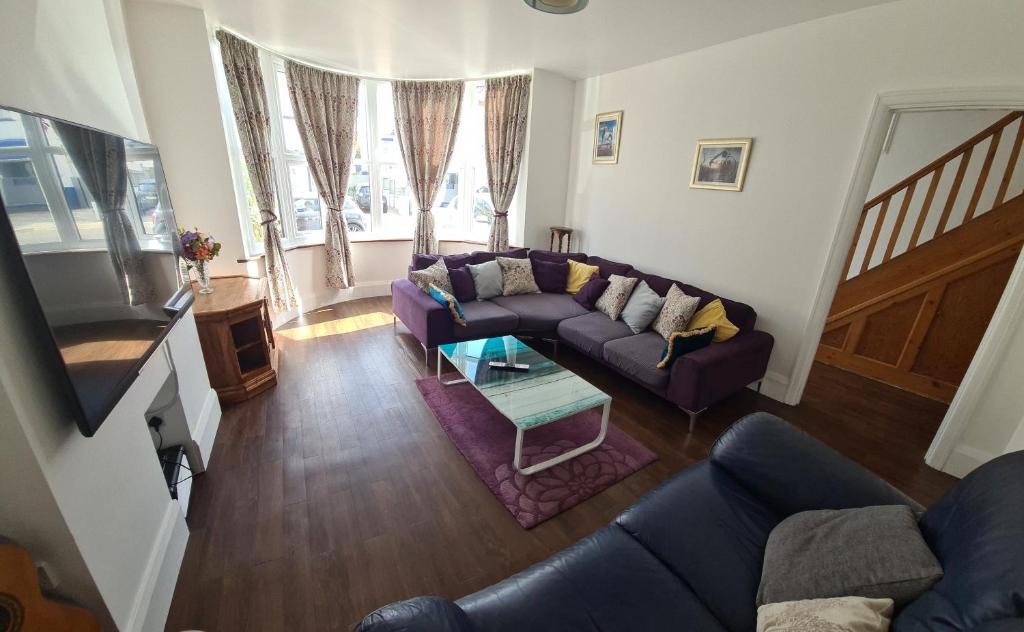 ペイントンにあるPreston Beach Houseのソファとテーブルのあるリビングルーム