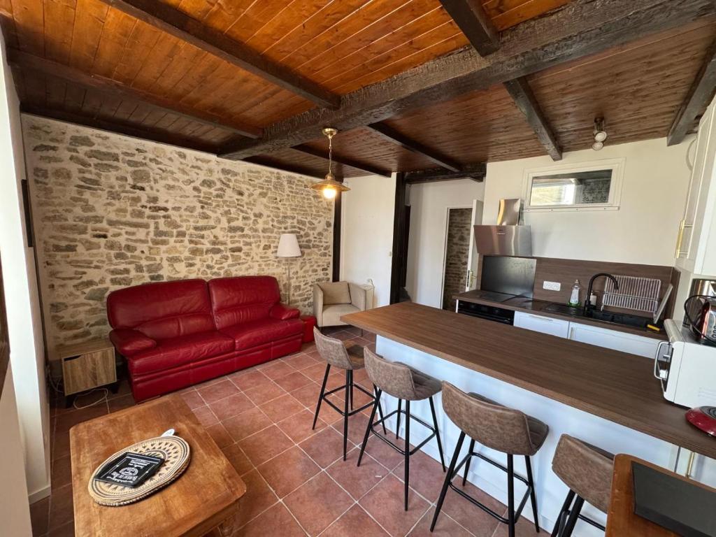una cucina e un soggiorno con divano rosso di Le cottage des remparts Le triplex a Boulogne-sur-Mer