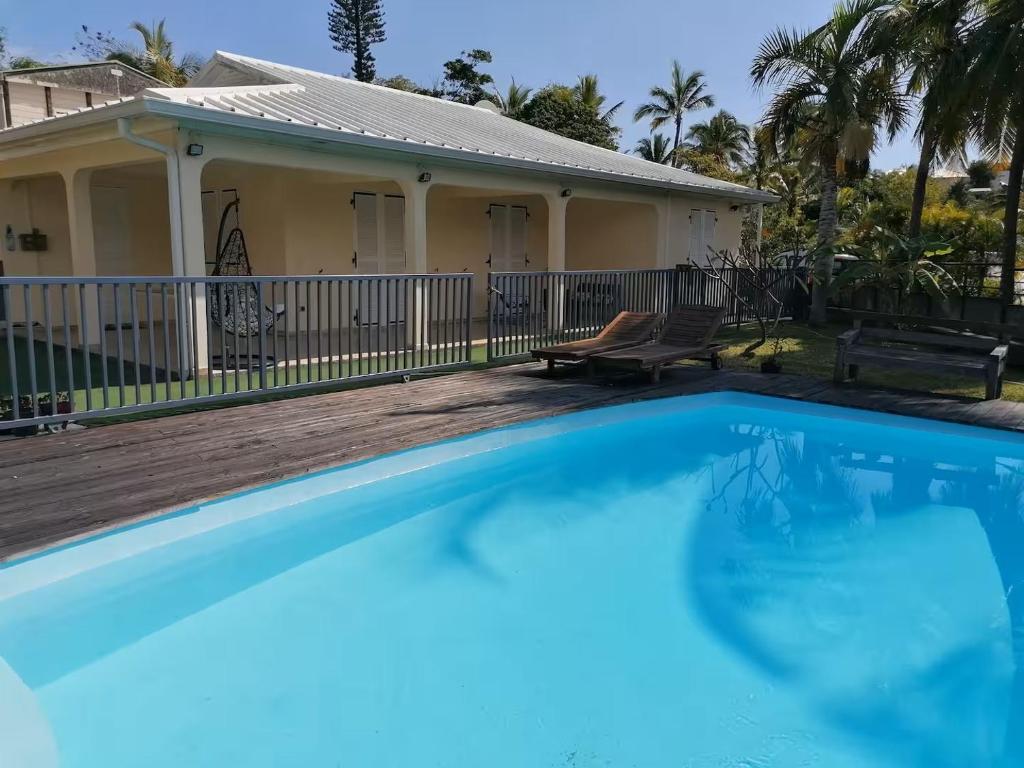 Bazén v ubytování Villa La Caz des 7 cocotiers - Piscine & Plages à Boucan nebo v jeho okolí