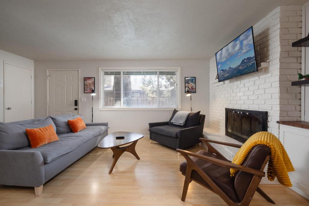 Posezení v ubytování 10min to Downtown Bend - Chic 2BDR