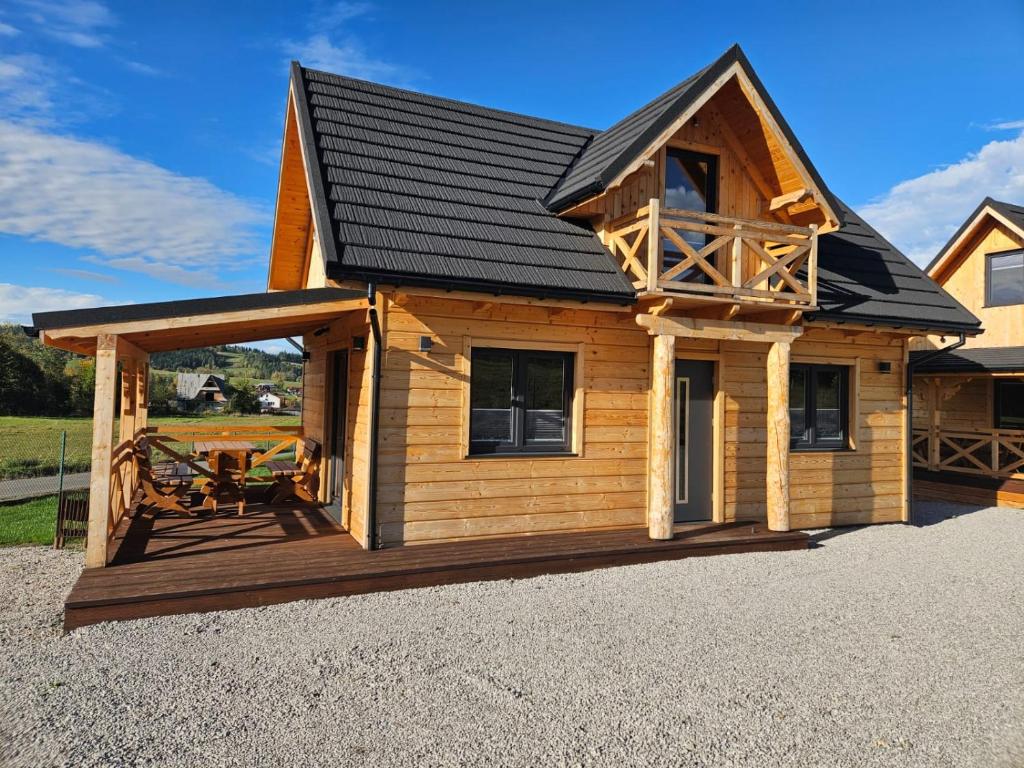 Cabaña de madera con porche y terraza en beskid.house2, en Spytkowice