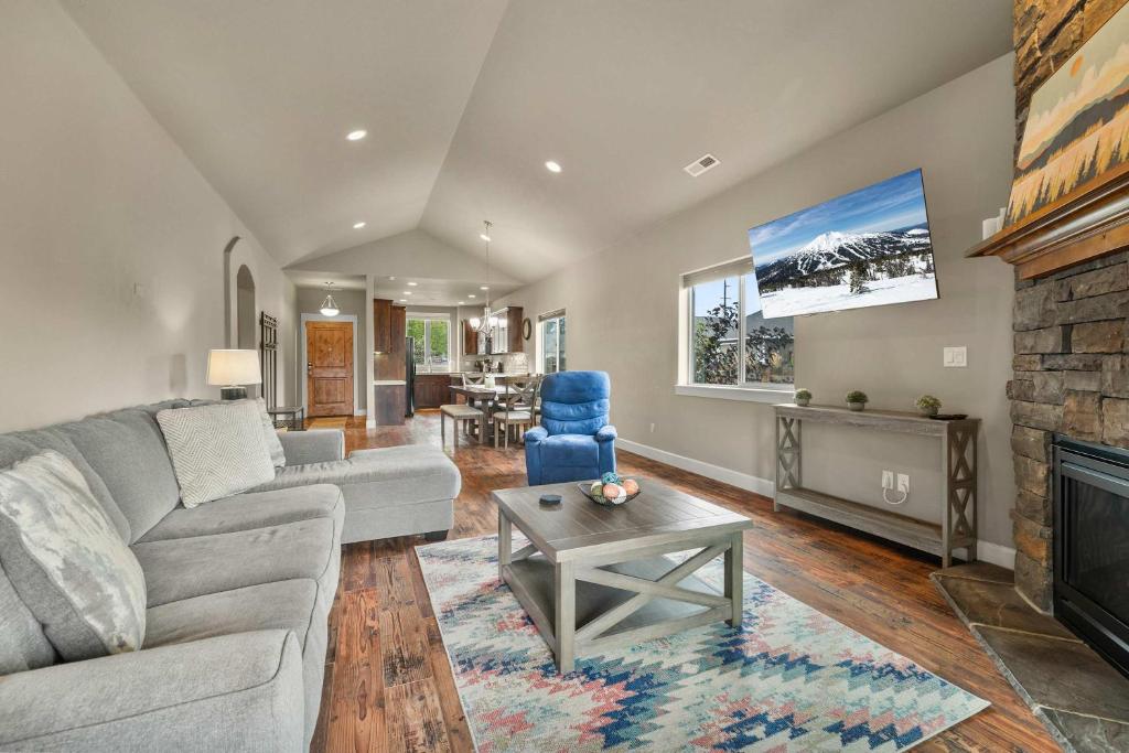 Χώρος καθιστικού στο Hot-tub Pet-friendly minutes to Downtown