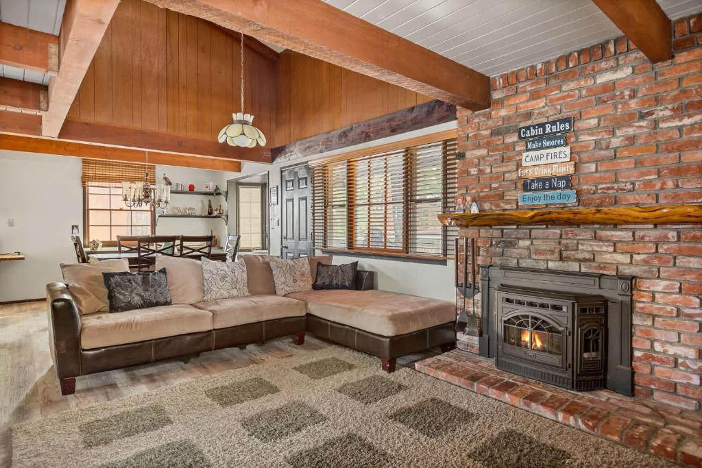 Et opholdsområde på Happy Bear Cabin - Hike Bike & More