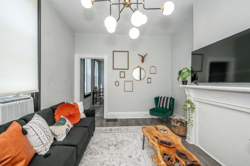 een woonkamer met een bank en een open haard bij Chic Modern Gem with Style in Cincinnati