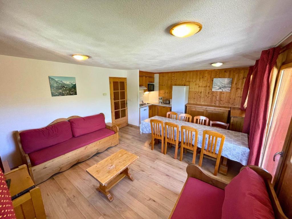 un salon avec un canapé et une table dans l'établissement Appartement 8-10 pers, balcons, proche commerces, pied des pistes - Reberty 1850, Les Ménuires - FR-1-452-92, aux Menuires