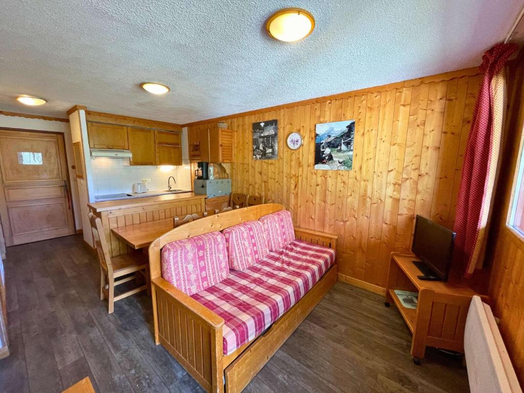 une chambre avec un canapé et une table dans une cuisine dans l'établissement Appartement ski aux pieds, 6 pers, balcon Sud-Ouest, animaux acceptés - Les Ménuires - FR-1-452-97, aux Menuires