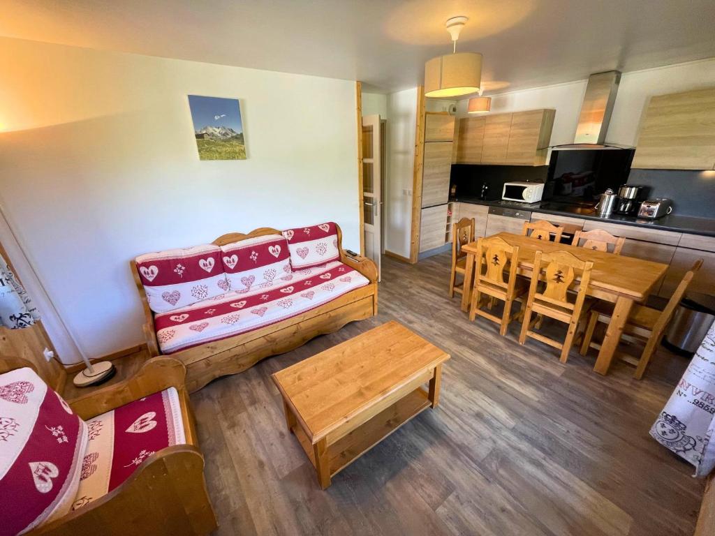 un salon avec un canapé et une table dans l'établissement Appartement lumineux 6 pers, ski aux pieds, balcon sud-ouest, Les Menuires, 3 flocons 