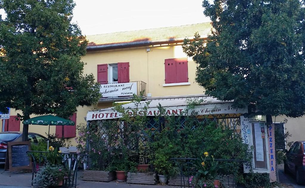 a hotel with a sign on the side of a building at Le Chemin Neuf in Gréoux-les-Bains