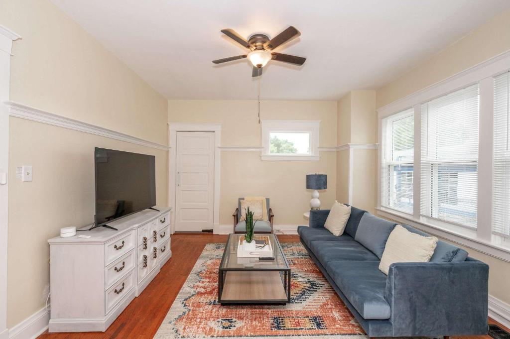 un soggiorno con divano e TV a schermo piatto di The Cincinnati Cottage a Cincinnati