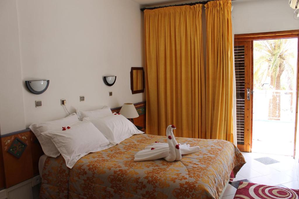 Postel nebo postele na pokoji v ubytování Hotel Sindibad