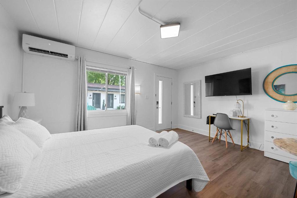 Postel nebo postele na pokoji v ubytování Chic City Retreat 93A