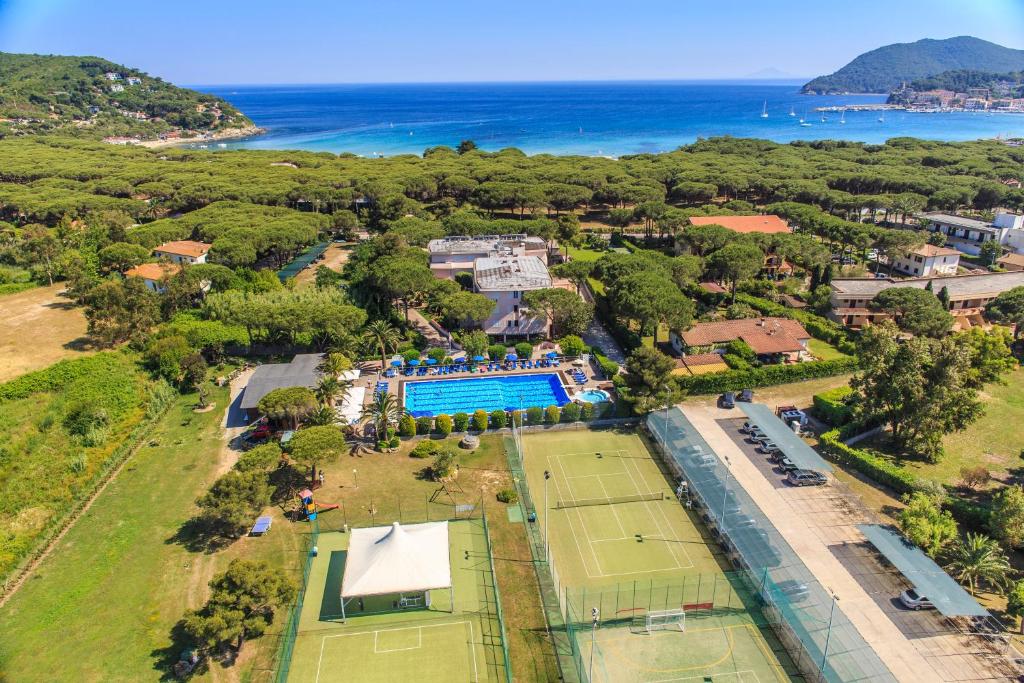 uma vista aérea de um campo de ténis com dois campos de ténis em Hotel dei Coralli em Marina di Campo