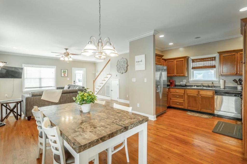 Η κουζίνα ή μικρή κουζίνα στο Large 4 bedroom - 8 beds - Pet Friendly