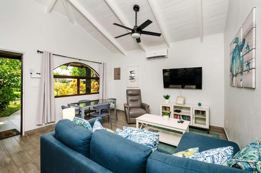 TV/trung tâm giải trí tại Costal Comfort-2 bedroom Condo