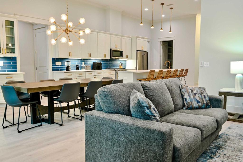 un salon et une cuisine avec un canapé et une table dans l'établissement Cottage at The Beach Club - Heated Private Pool & FREE ACTIVITIES, à Gulf Highlands