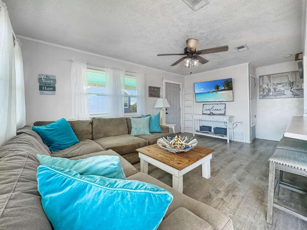 ein Wohnzimmer mit einer Couch und einem Tisch in der Unterkunft Bungalow by the Bay with FREE ACTIVITIES in Gulf Shores