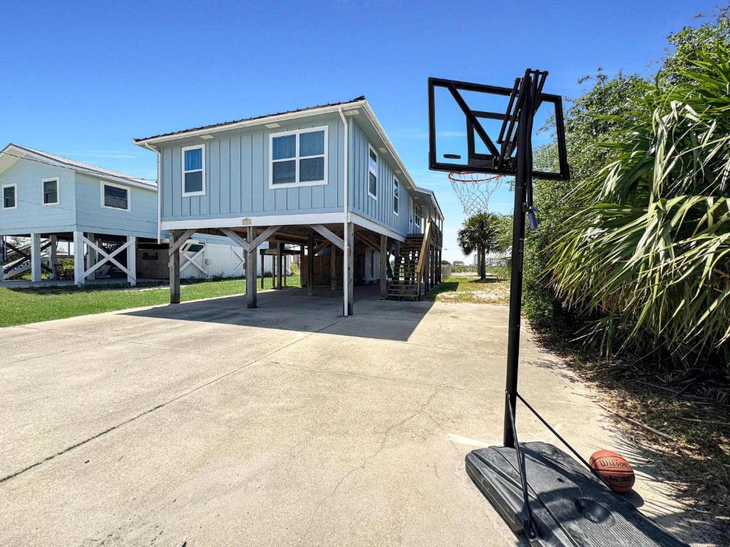 ein Basketballkorb vor einem Haus in der Unterkunft Bungalow by the Bay with FREE ACTIVITIES in Gulf Shores
