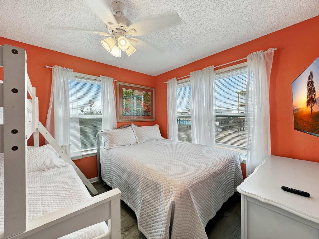 Ein Bett oder Betten in einem Zimmer der Unterkunft Bungalow by the Bay with FREE ACTIVITIES