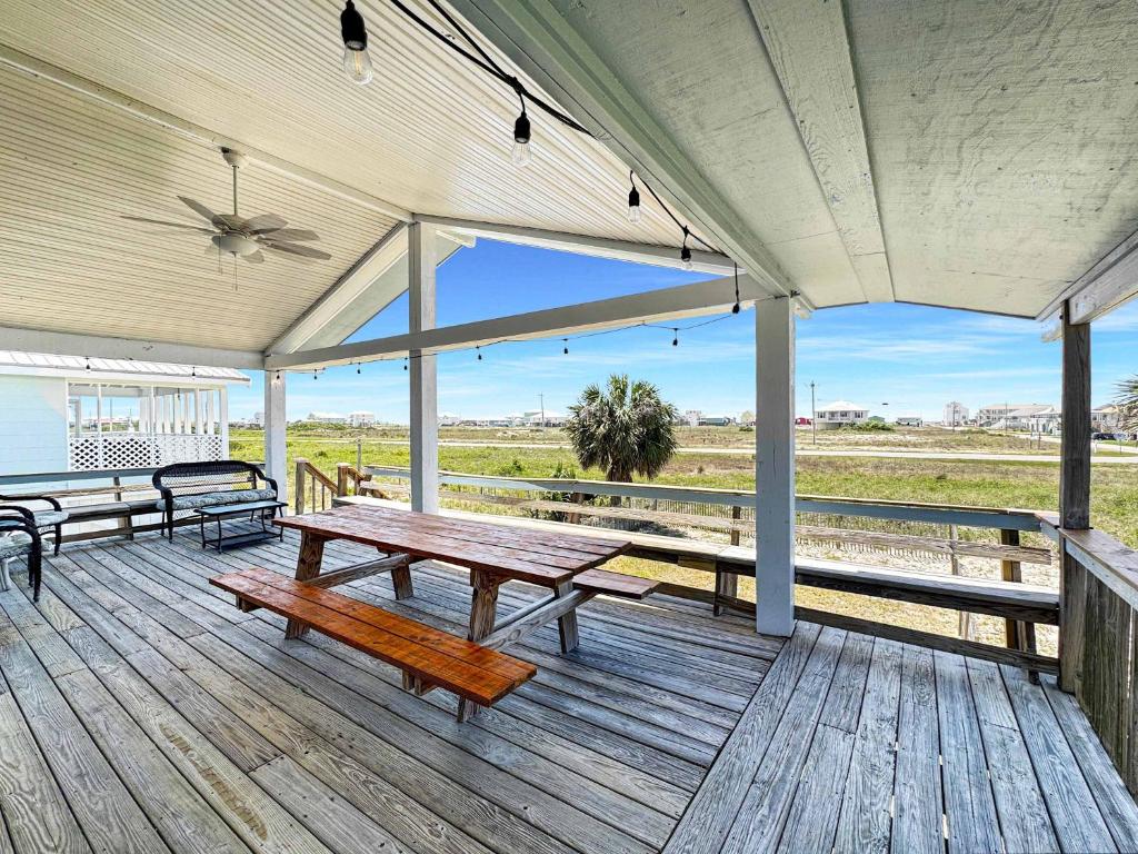 Ein Balkon oder eine Terrasse in der Unterkunft Bungalow by the Bay with FREE ACTIVITIES