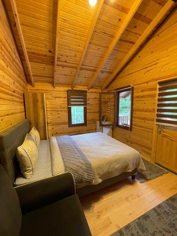 Postel nebo postele na pokoji v ubytování Güzelyayla Alabalık ve Konaklama Tesisleri