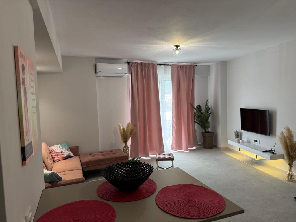 Μια τηλεόραση ή/και κέντρο ψυχαγωγίας στο 9muses luxury rooms