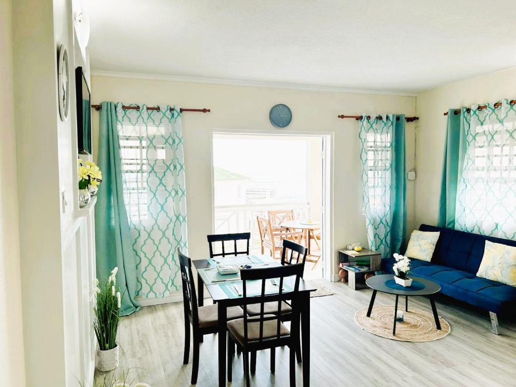 Χώρος καθιστικού στο Ocean Bliss Apt 4