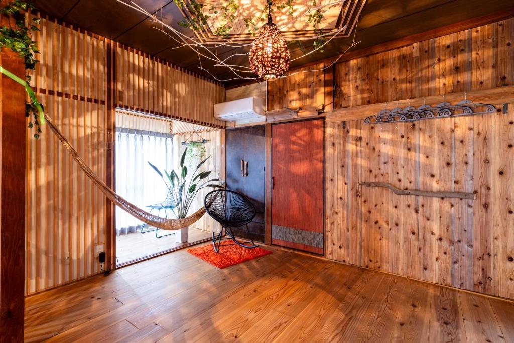 Casa Stay 7 - Vacation STAY 25344v的一间四壁是木头的房间，房间里有一张吊床。