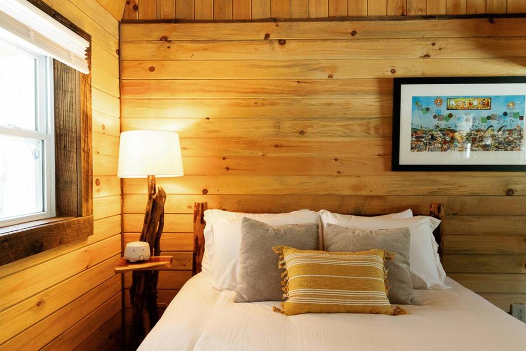 Postel nebo postele na pokoji v ubytování "Stars Hollow" Cozy Mini-Cabin in Muir Valley -RRG