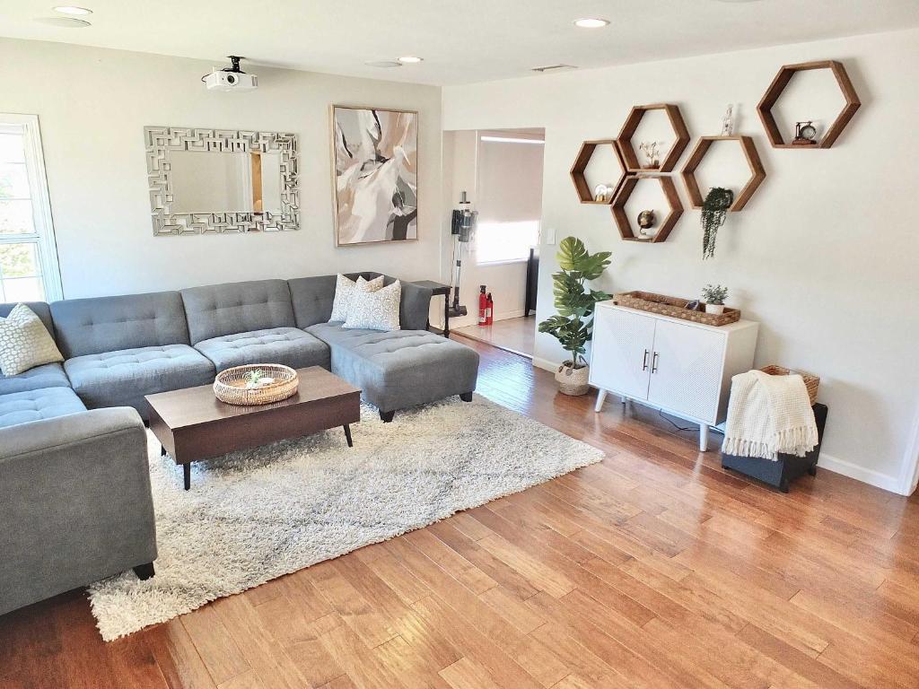 Χώρος καθιστικού στο Bellflower Breeze - Charming 3 BDR in Long Beach