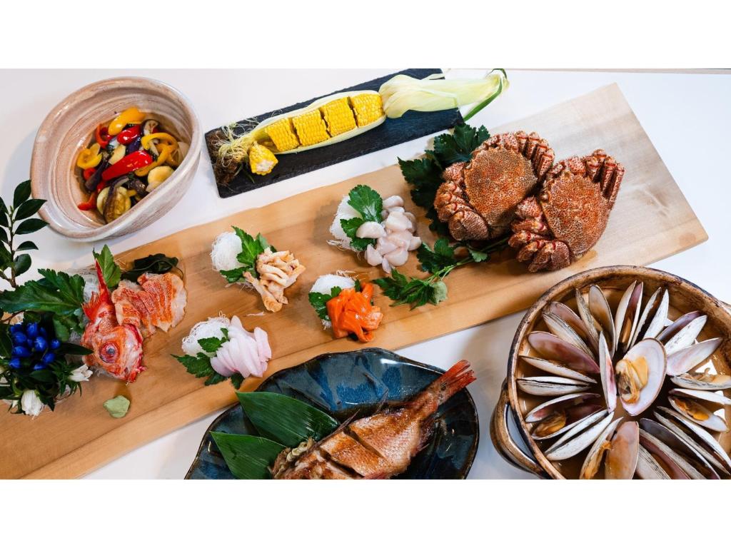 einen Tisch mit verschiedenen Lebensmitteln in der Unterkunft ＳＥＫＫＡ ＳＨＩＲＥＴＯＫＯ - Vacation STAY 66952v in Shimatokkari