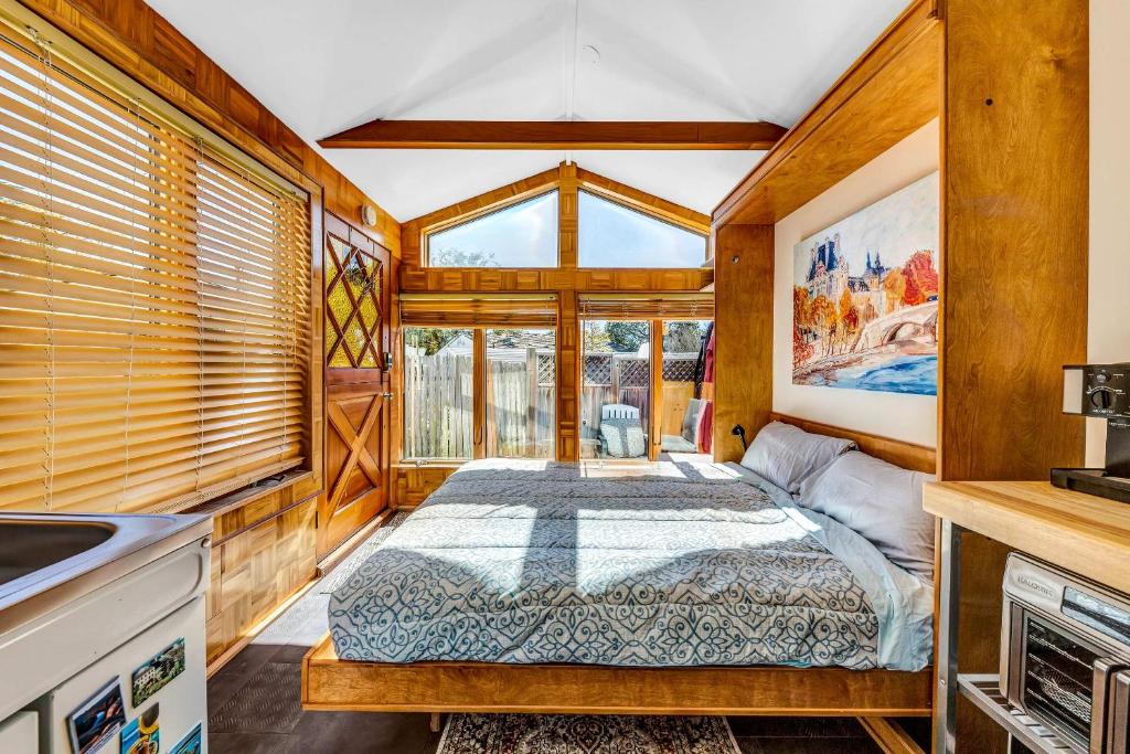 Ένα ή περισσότερα κρεβάτια σε δωμάτιο στο Snuggle Inn - A Romantic Retreat