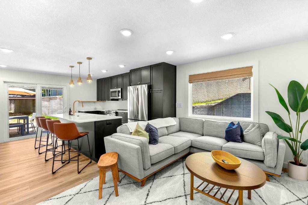 un salon avec un canapé et une cuisine dans l'établissement Little Bearcat Bungalow - Stay on Ozark Waterfront, à Sunrise Beach