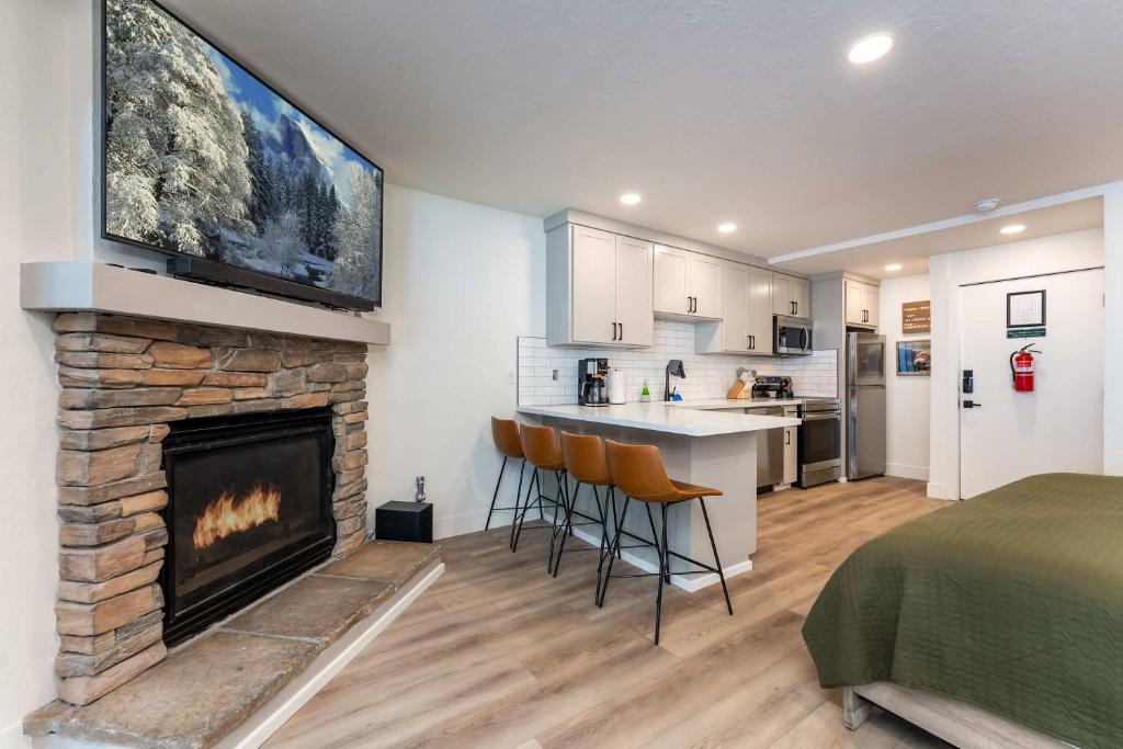 Η κουζίνα ή μικρή κουζίνα στο Elmer's Hideout - Fully Renovated Yosemite Escape