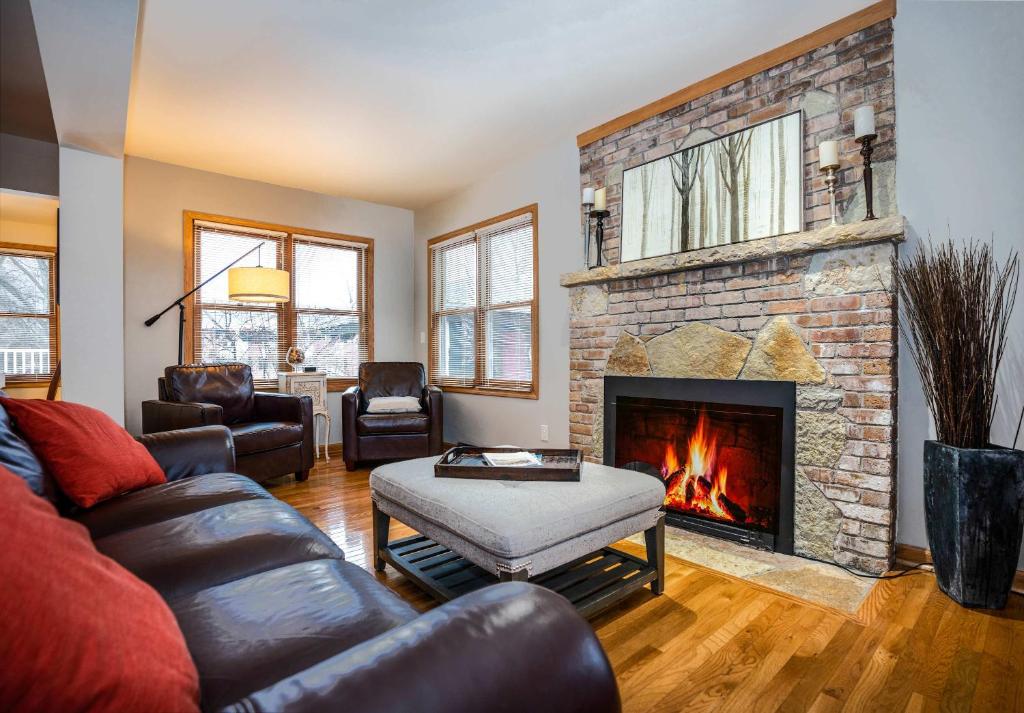 Χώρος καθιστικού στο Huemanns Haven - Spacious 3 BR Close to Downtown