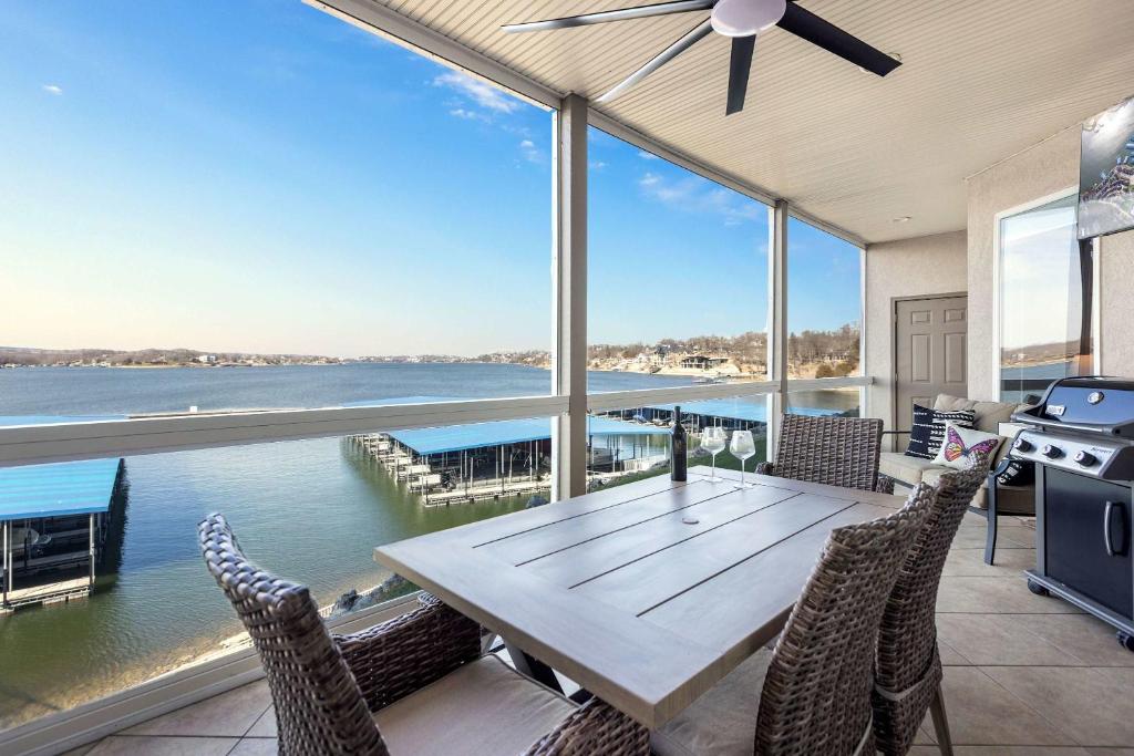 オーセージ・ビーチにあるPanoramic Sunset Escape - Waterfront Condo for 7の水辺の景色を望むダイニングルーム