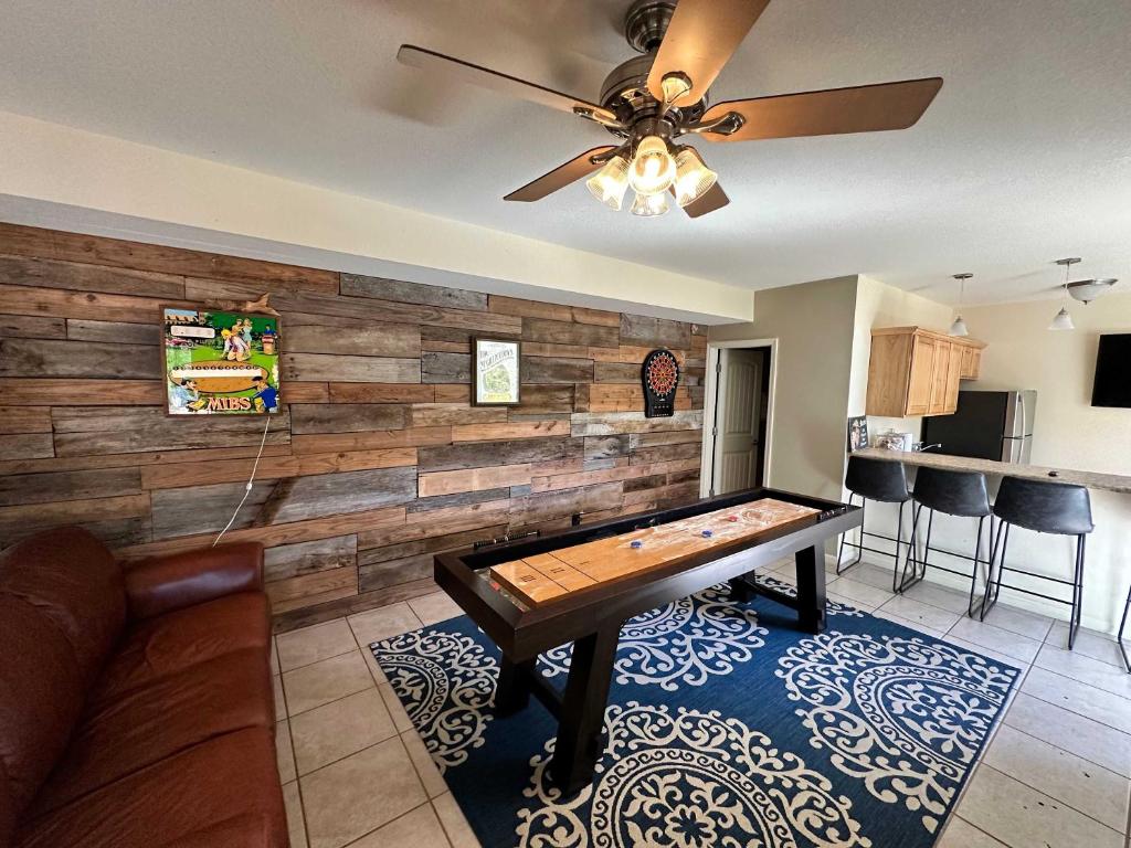 sala de estar con pared de madera y mesa de billar en Lake It Easy - Waterfront Getaway with 7 Bedrooms, en Rocky Mount