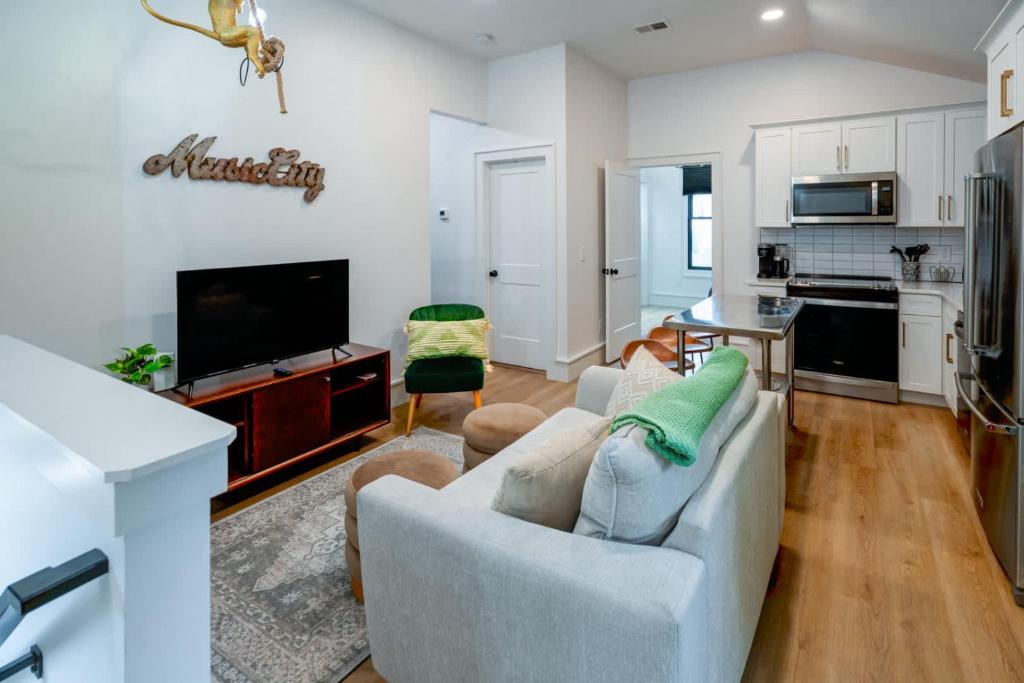 Kuchyň nebo kuchyňský kout v ubytování Stylish Modern Bungalow in Nashville's 12 South