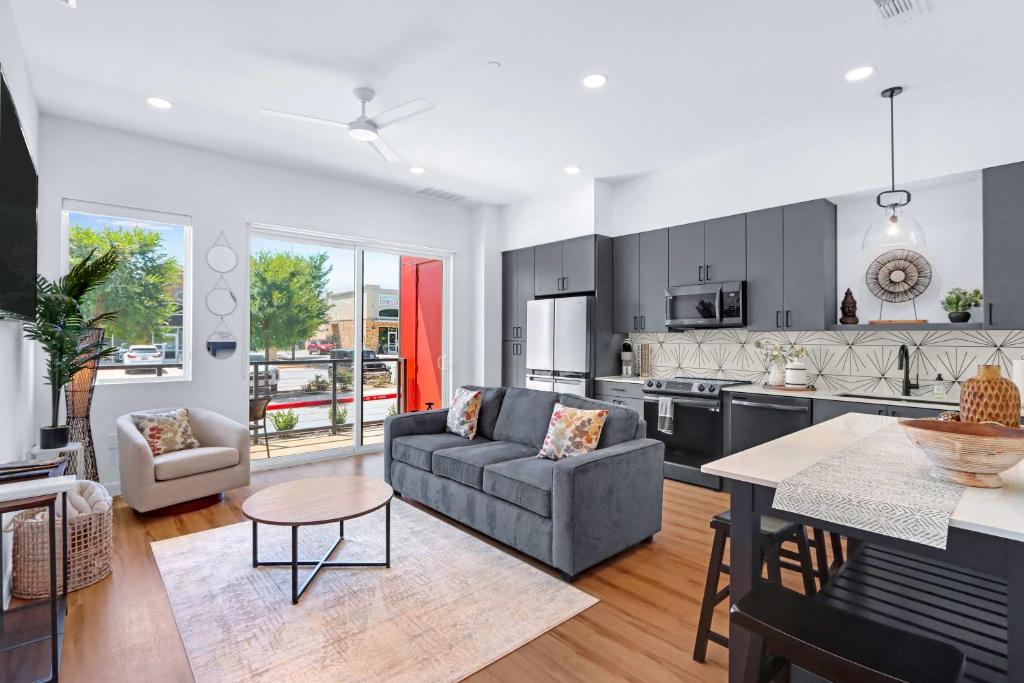 Istumisnurk majutusasutuses Relax in a Luxe Resort-Style Condo