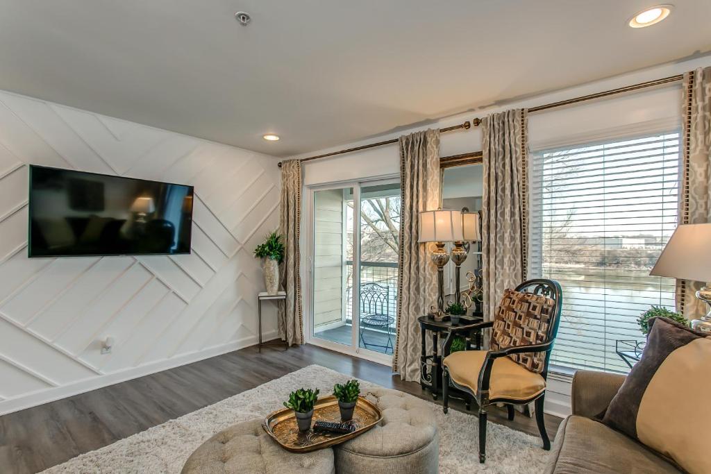 Μια τηλεόραση ή/και κέντρο ψυχαγωγίας στο Riverfront Condo Minutes from Broadway