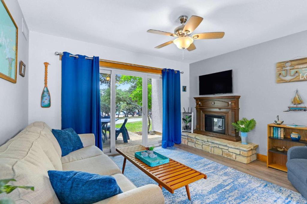 キャニオン・レイクにあるCharming Lakeside Condo - Moments to Lake Funのソファと暖炉のあるリビングルーム