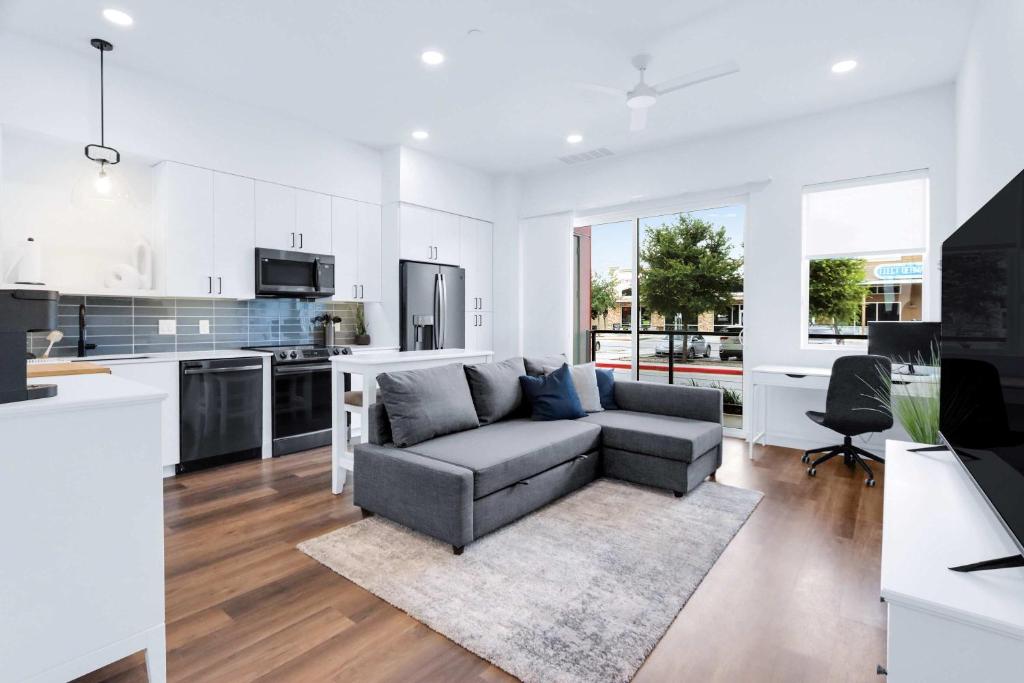 een woonkamer met een bank en een keuken bij Luxury Resort-Style Living - Centrally Located in New Braunfels