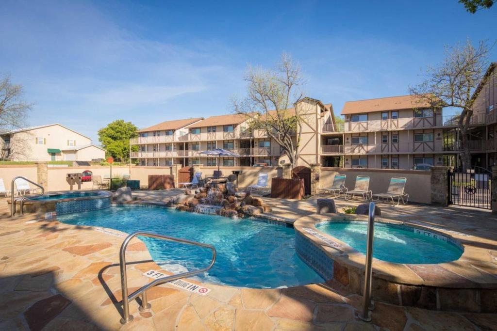 ein Swimmingpool in einem Hotel mit Resort in der Unterkunft Waterwheel Hideaway - Cozy Condo for 6 with Resort-style Amenities in New Braunfels