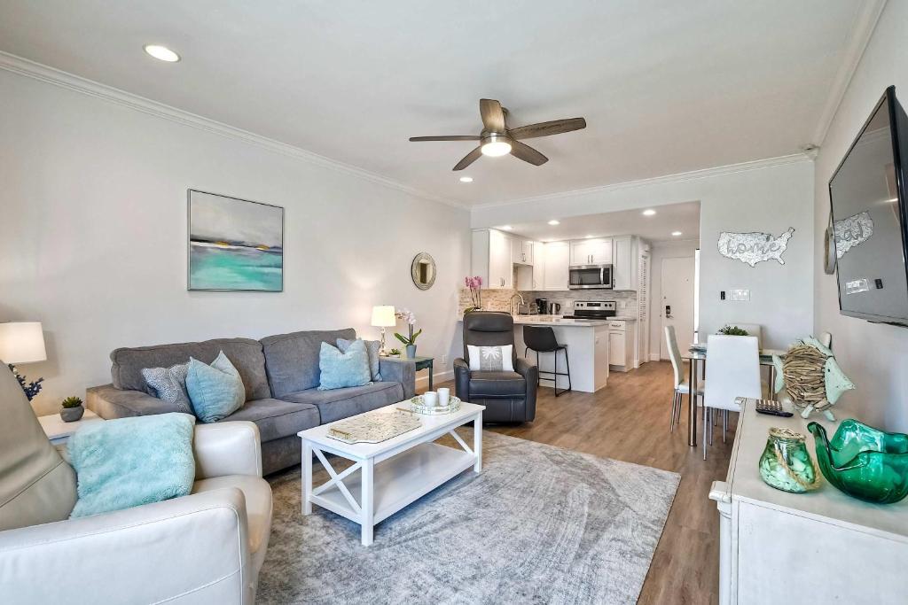 a living room with a couch and a table at La Costa Gem - Condo for 3 in Carlsbad