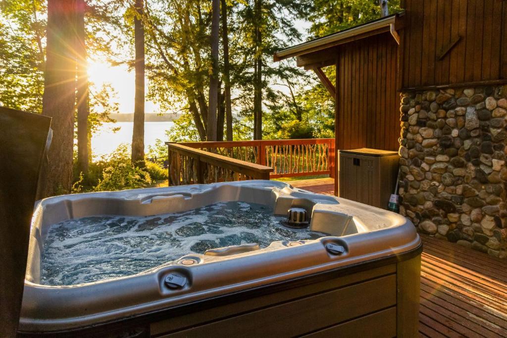 Ảnh trong thư viện ảnh của Game Room and Private Beach Anderson Island Gem ở Yoman