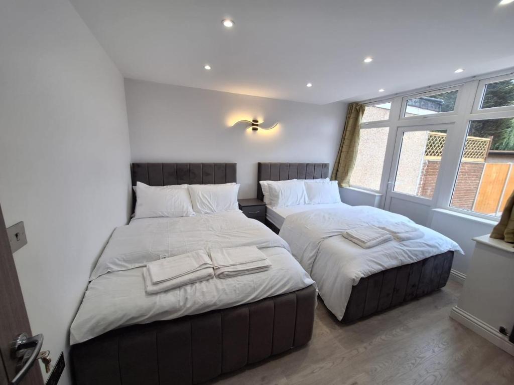 Ένα ή περισσότερα κρεβάτια σε δωμάτιο στο Lux flat- Sleep 5-2 min walk- Perivale Station